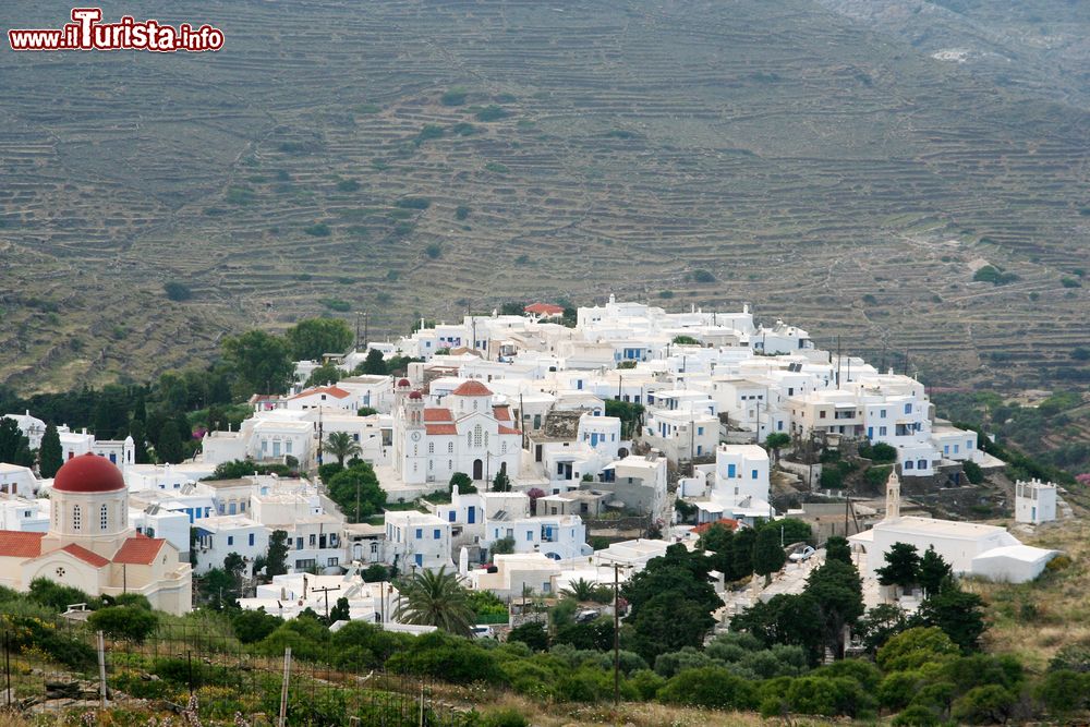 Immagine Il bianco villaggio di Pyrgos sull'isola di Tino, Grecia.