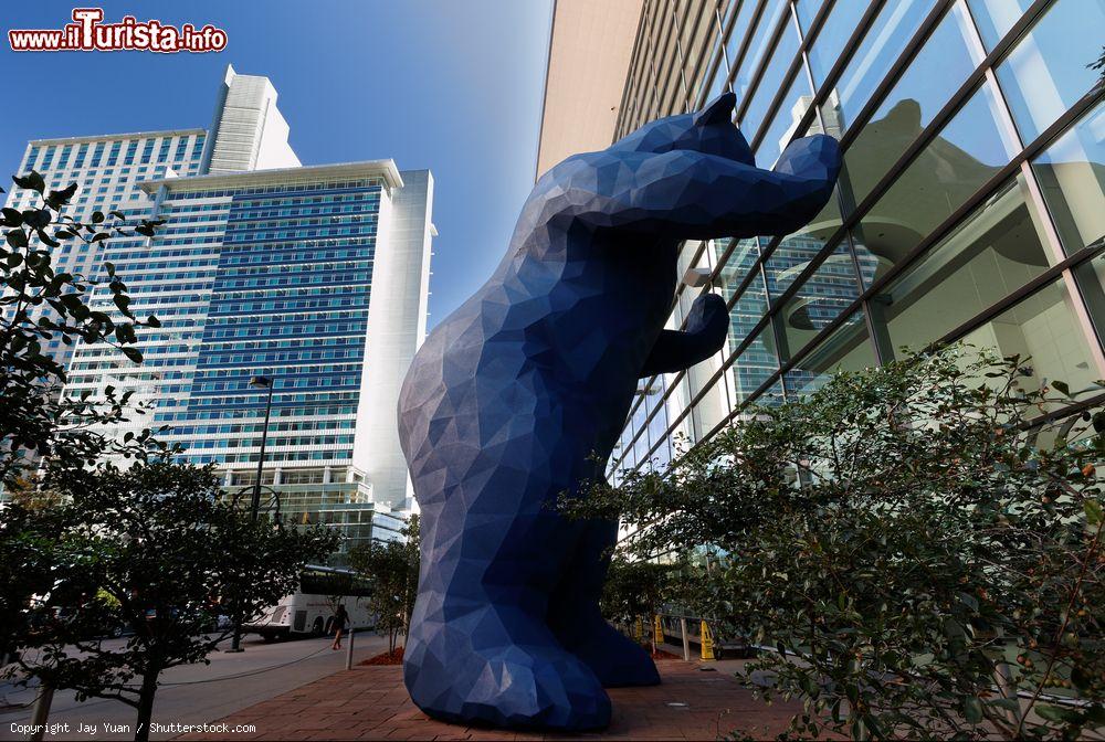 Immagine Il Big Blue Bear al Colorado Convention Center di Denver in un pomeriggio di sole (Colorado). Il Grande Orso Blu è diventato un simbolo della città americana. Opera dell'artista Lawrence Argent, la scultura è stata installata di fronte al Convention Center nel 2005  - © Jay Yuan / Shutterstock.com