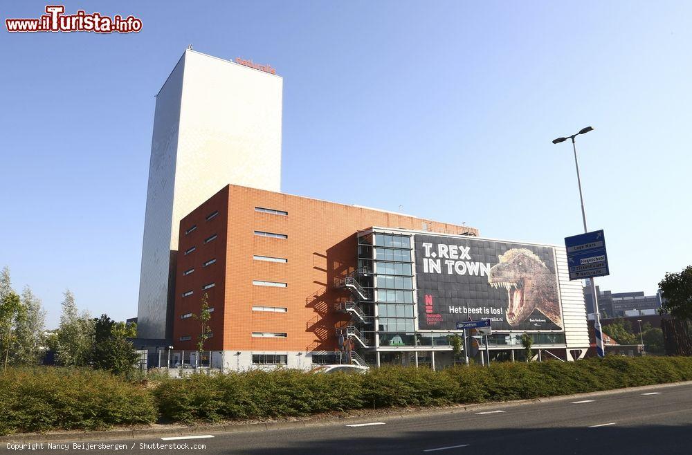 Immagine Il Biodiversity Center Naturalis a Leiden, Olanda.  Questo spazio museale storico ospita il più completo scheletro di tirannosauro del mondo - © Nancy Beijersbergen / Shutterstock.com