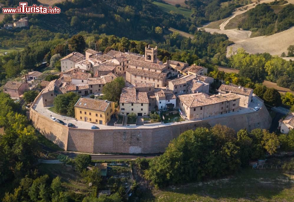 Immagine Il borghetto di Montefabbri, un viallaggio medievale nel comune di Vallefoglia, provincia di Pesaro ed Urbino, Marche
