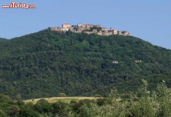 Immagine Il borgo alto di Sticciano,  panorama  della cittadina della maremma, in Toscana. Questa località è famosa per la sua sagra degli strozzapreti - © LigaDue - CC BY 3.0 - Wikipedia