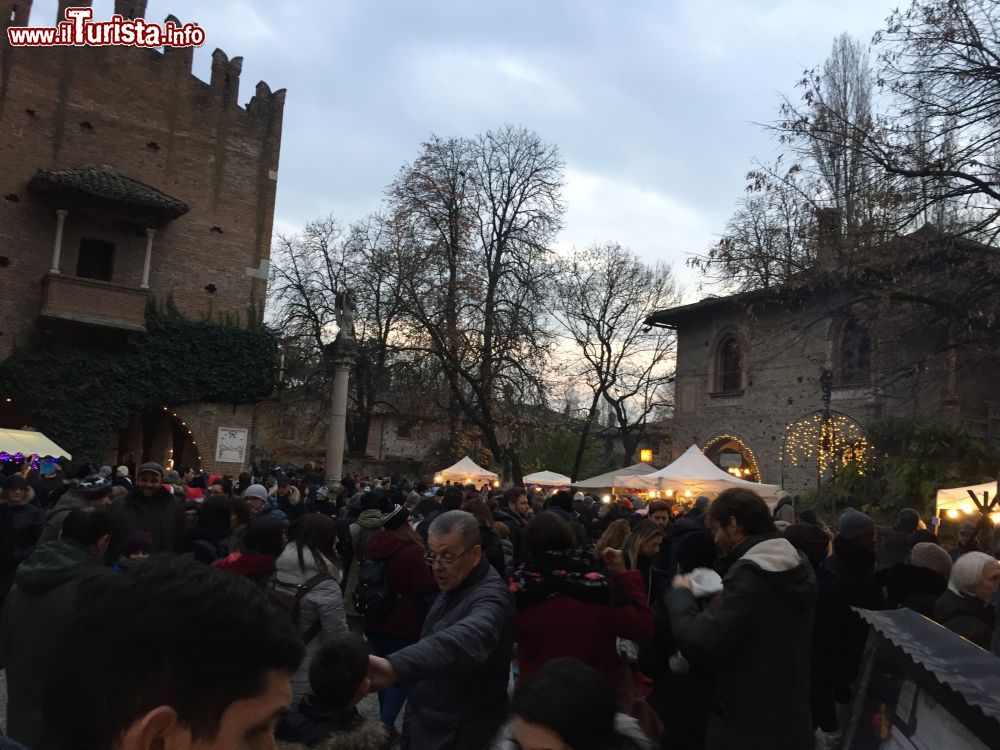 Immagine Il borgo antico di Grazzano Visconti all'imbrunire nel periodo dei Mercatini di Natale - ©  Natale a Grazzano Visconti
