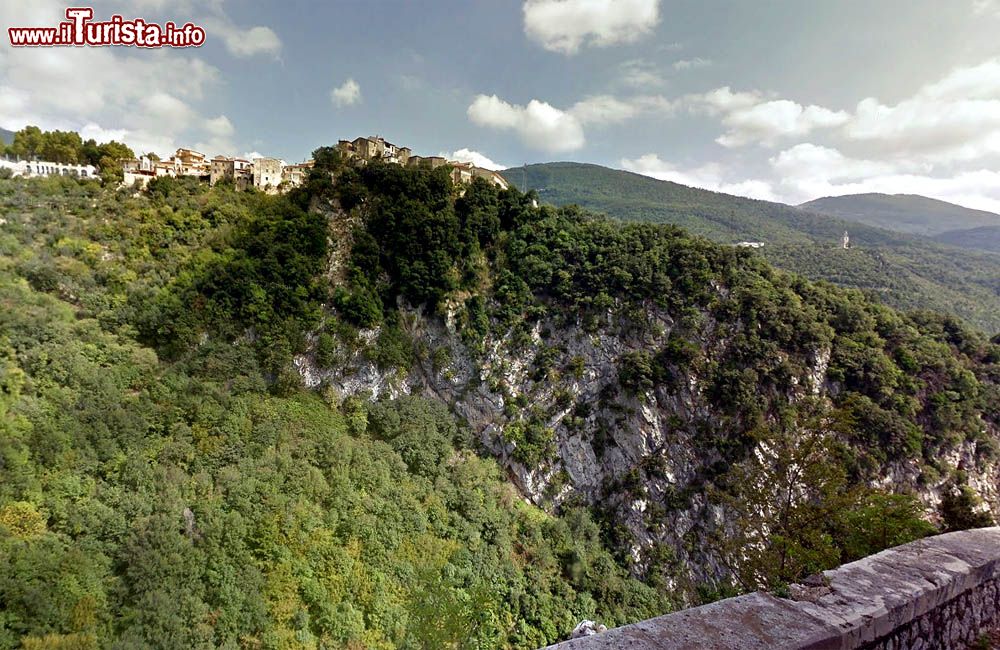 Immagine Il borgo arroccato di Castello del Matese in Campania