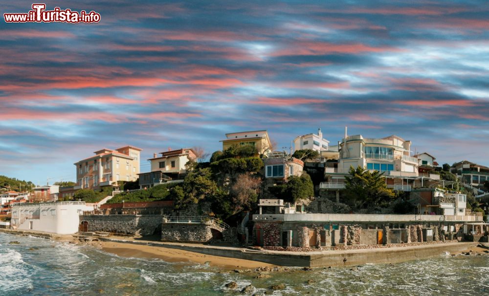 Immagine Il borgo costiero di Castiglioncello sul mare della Toscana al tramonto.