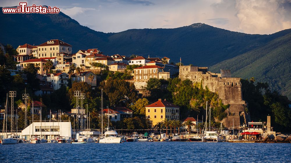 Immagine Il borgo costiero di Herceg Novi visto dal mare, Montenegro. Con oltre 12 mila abitanti, Castelnuovo (nome italiano del paese) è un centro turistico di grande importanza.