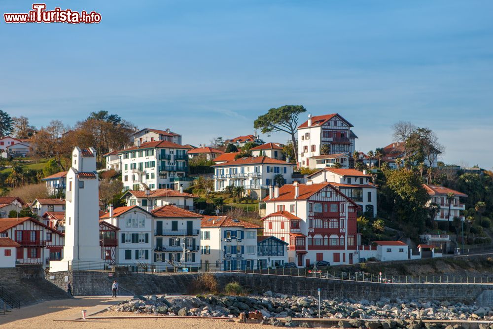 Immagine Il borgo costiero di Saint-Jean-de-Luz, in Aquitania, Francia occidentale.