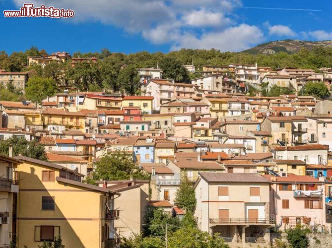 Immagine Il borgo del torrone: foto panoramica del villaggio di Tonara in Sardegna