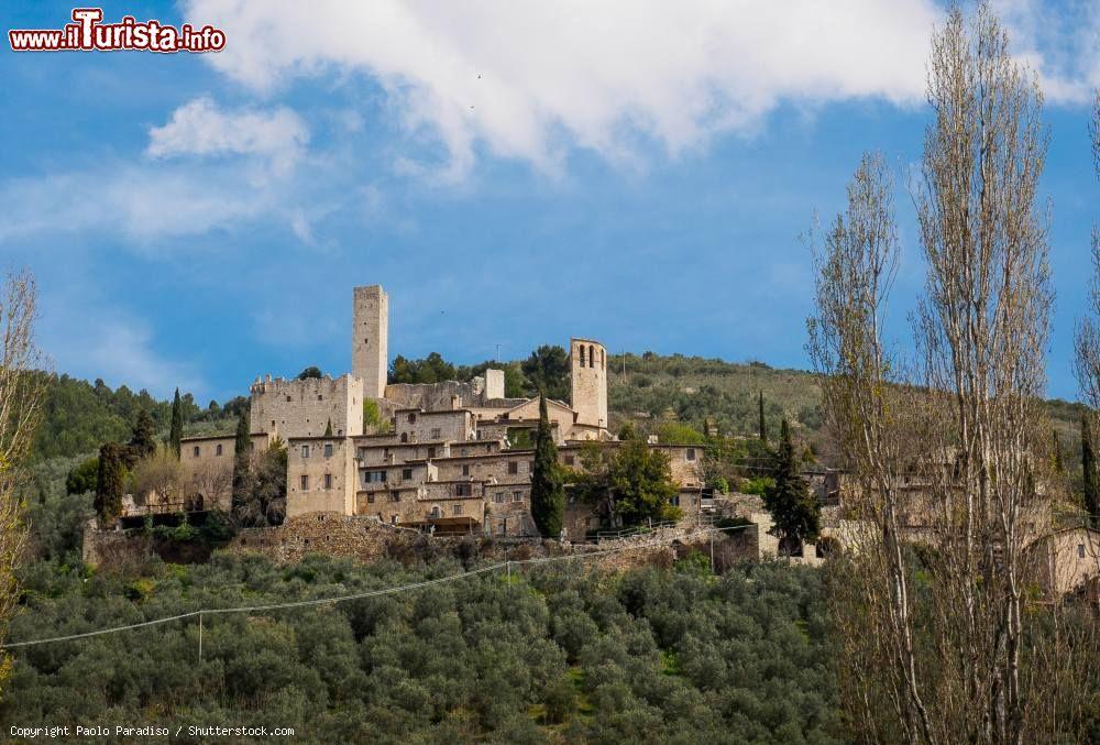 Immagine Il borgo di  Pissignano Alto in Umbria durante una bella giornata di sole, in primavera. - © Paolo Paradiso / Shutterstock.com