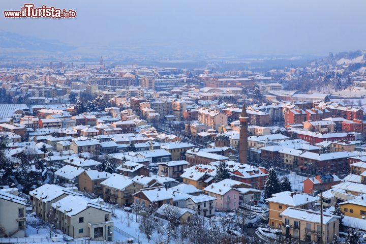 Immagine Il borgo di Alba ricoperto dalla neve, Piemonte, Italia. Una soffice spolverata di neve imbianca i tetti delle case di Alba - © Rostislav Glinsky / Shutterstock.com