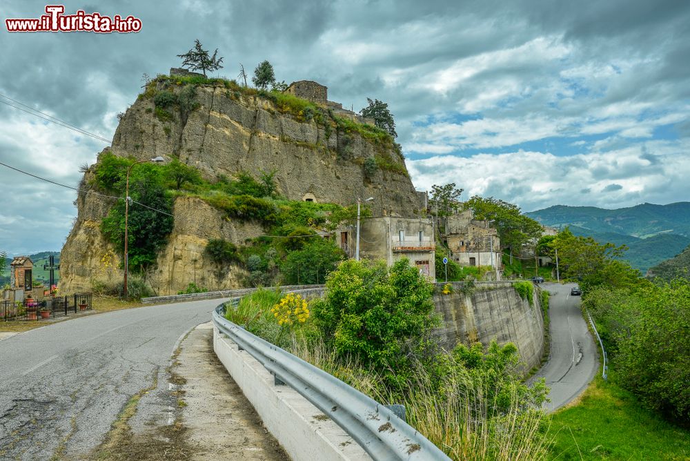 Immagine Il borgo di Aliano tra i monti della Basilicata.