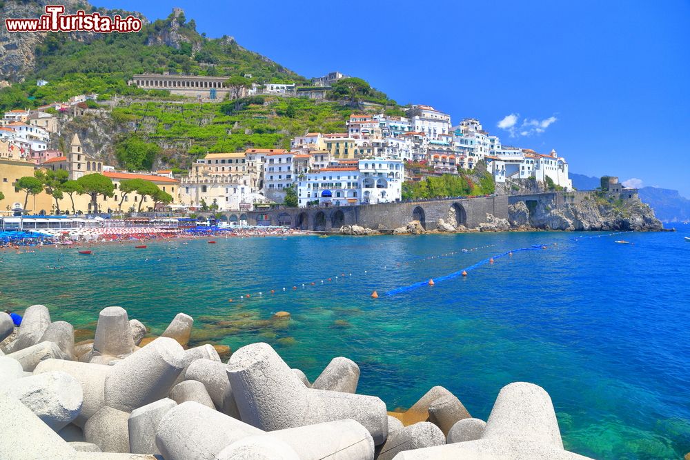 Immagine Il borgo di Amalfi e un tratto del suo litorale visto dal porto, Campania.