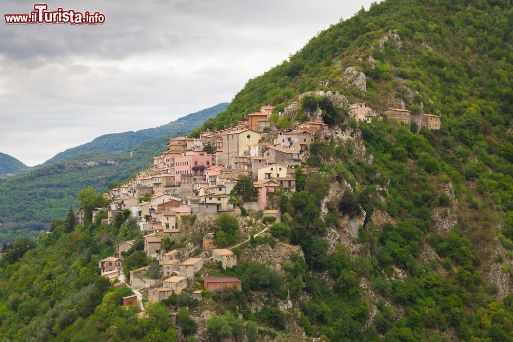 Immagine Il borgo di Ascrea nelle montagne del Lazio.