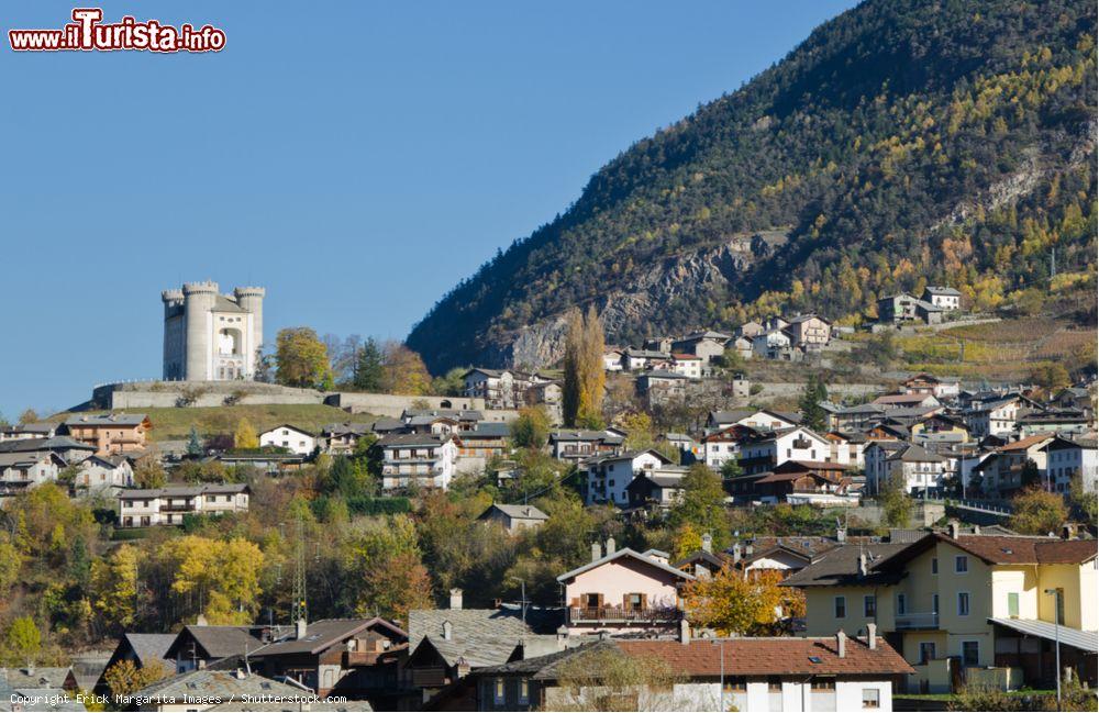 Immagine Il borgo di Aymavilles ed il castello medievale che domina la cittadina della Valle d'Aosta - © Erick Margarita Images / Shutterstock.com