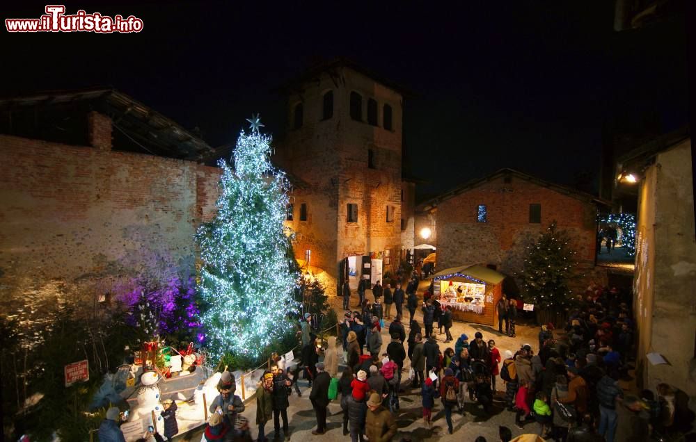 Immagine Il Borgo di Babbo Natale, gli spettacolari mercatini natalizi a Ricetto di Candelo in Piemonte -Archivio Pro Loco