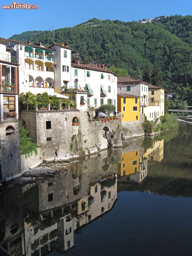Immagine Il borgo di Bagni di Lucca, fotografato dal ponte medievale.