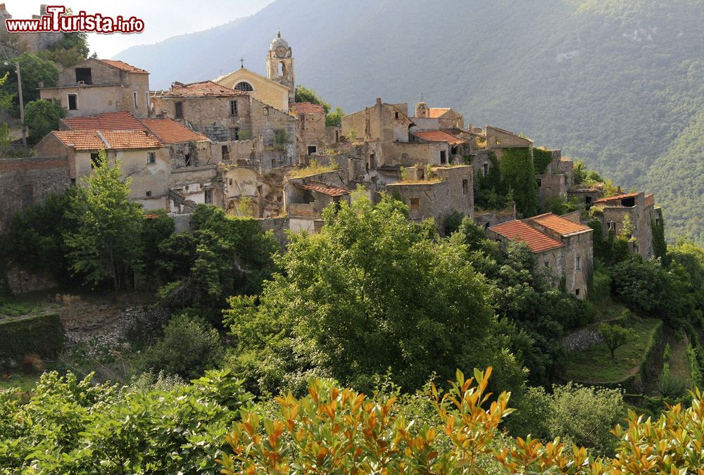 Immagine Il borgo di Balestrino in Liguria, famoso per il suo "borgo fantasma"