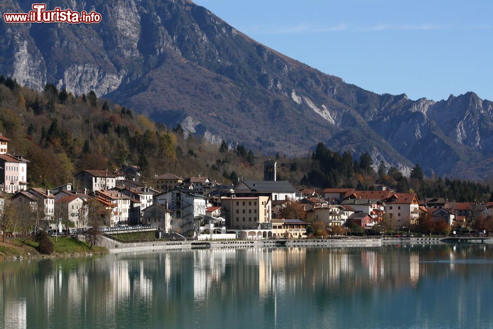 Immagine Il borgo di Barcis si riflette sul lago omonimo della Carnia