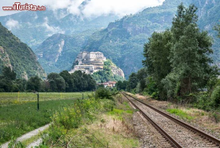 Immagine Il borgo di Barg è annunciato dalla sua fortezza, ben visibile per chi arriva in treno lungo la linea che da Torino conduce ad Aosta