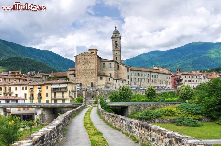 Immagine Il borgo di Bobbio in Emilia Romagna, fotografato dal ponte medievale sulla Trebbia - © Mi.Ti. / Shutterstock.com