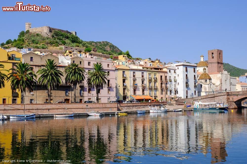 Immagine Il borgo di Bosa in Sardegna: il fiume Temo e il Castello Malaspina - © Elena Krivorotova / Shutterstock.com