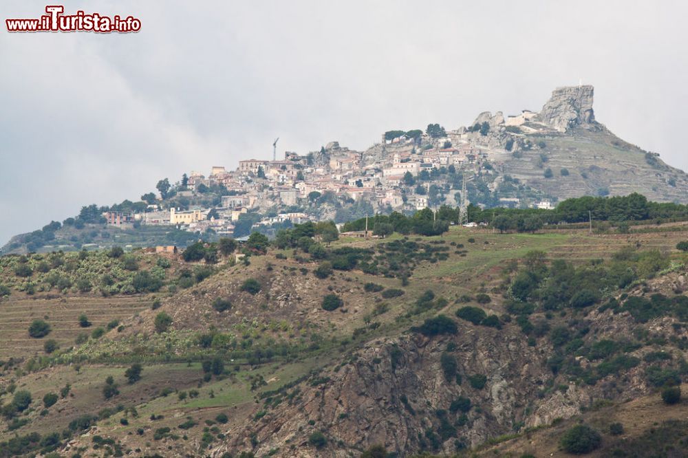 Immagine Il borgo di Bova in Calabria visto da Palizzi  -  © Filippo Parisi - CC BY 2.0 - Wikipedia