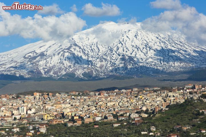 Immagine Il borgo di Bronte, sul versante occidentale dell'Etna, in Sicilia, fotografato in inverno