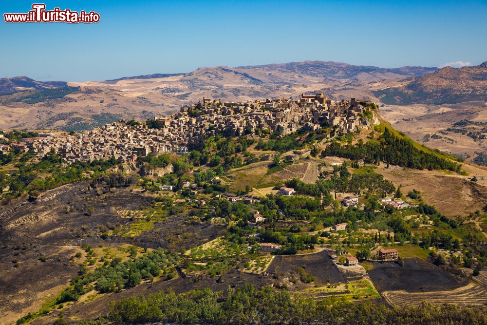 Immagine il borgo di Calascibetta in Sicilia e i Monti Nebrodi della provincia di Enna
