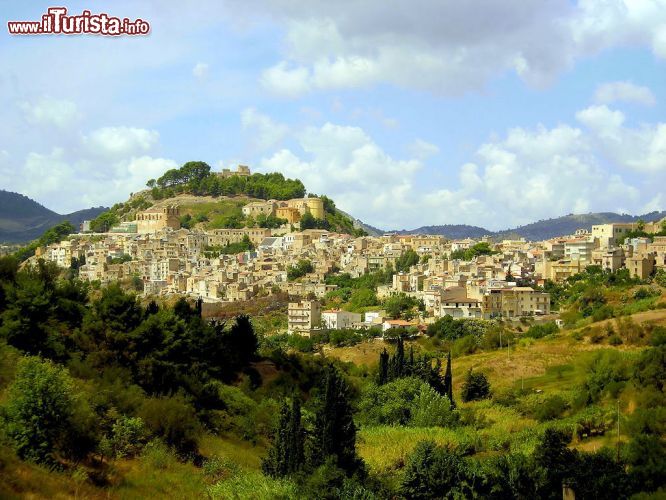 Immagine Il borgo di Calatafimi Segesta, Sicilia occidentale - © Francescodibartolo80 - CC BY-SA 3.0 -Wikipedia