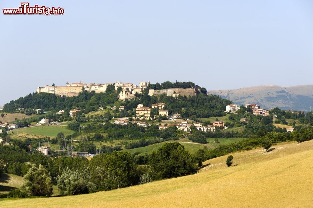 Immagine Il borgo di Camerino nelle Marche, in posizione panoramica su di una collina