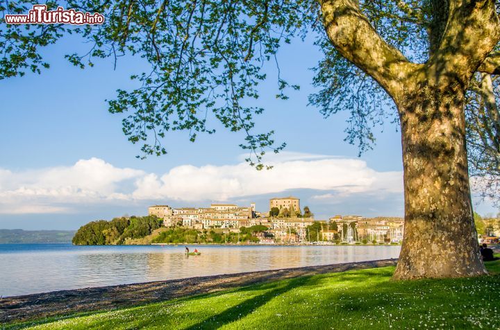 Immagine Il borgo di Capodimonte sul Lago Bolsena - © Luca Lorenzelli / Shutterstock.com