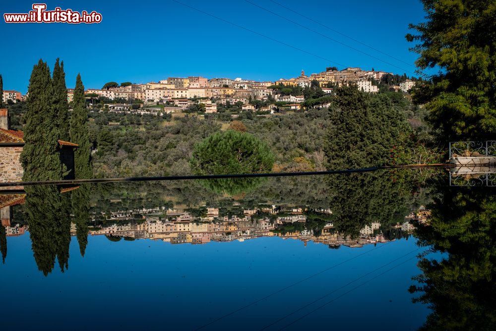 Immagine Il borgo di Castagneto Carducci riflesso in una piscina: siamo in Toscana sulla Costa degli Etruschi  - © robertonencini /shutterstock