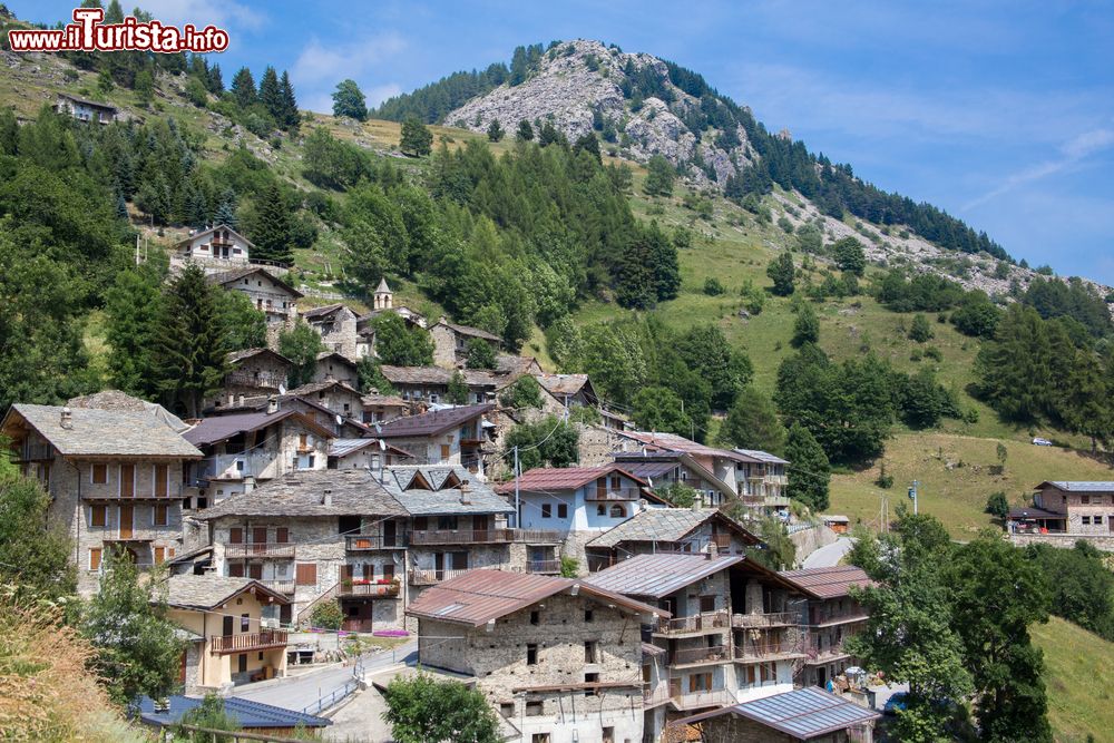 Immagine Il borgo di Castelmagno in Valle di Grana in Piemonte, luogo di produzione dell'omonimo formaggio