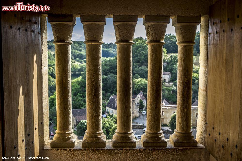 Immagine Il borgo di Castelnaud-la-chapelle, in Francia fotografato da una finestra del castello - © csp / Shutterstock.com