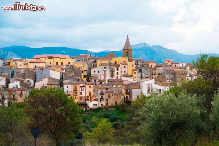 Immagine Il borgo di Castelnuovo in Sicilia sui rilievi dei monti delle Madonie in Sicilia - © Elisa Locci / Shutterstock.com