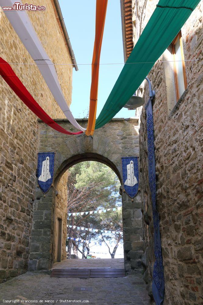 Immagine Il borgo di Castiglion Fiorentino vestito a festa con addobbi e stendardi, Toscana - © francesco de marco / Shutterstock.com