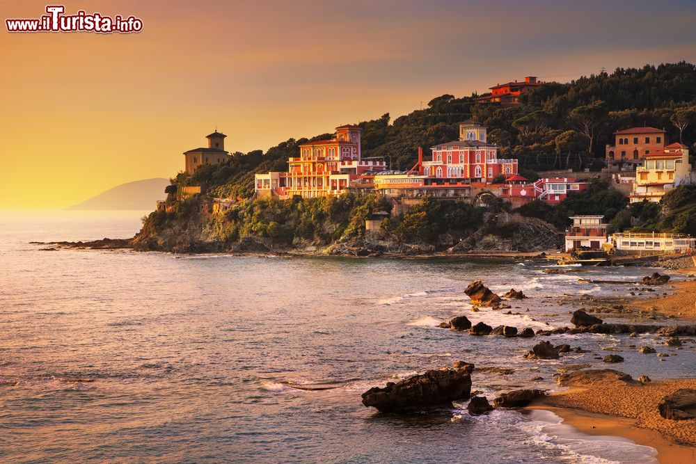 Immagine Il borgo di Castiglioncello al tramonto, Toscana: frazione di Rosignano Marittimo, questo grazioso villaggio è noto anche come "perla del Tirreno" per via della sua bellezza e fascino. Il paese è formato da rocce che si gettano nel mare intervallate da baie che nascondono spiaggette lambite da acque chiare e trasparenti.