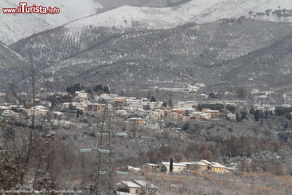 Immagine Il borgo di Cervaro nel frosinate (Lazio) dopo una debole nevicata - © Antonio Nardelli / Shutterstock.com