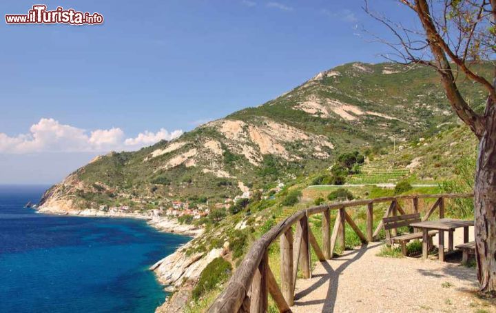 Immagine Il borgo di Chiessi sulla selvaggia costa occidentale dell'Isola d'Elba, in Toscana - © travelpeter / Shutterstock.com