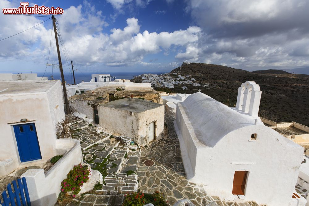 Immagine Il borgo di Chora visto dall'alto, isola di Sikinos, Grecia: si tratta di un tipico villaggio cicladico in miniatura con la sua piazzetta e i vicoli.