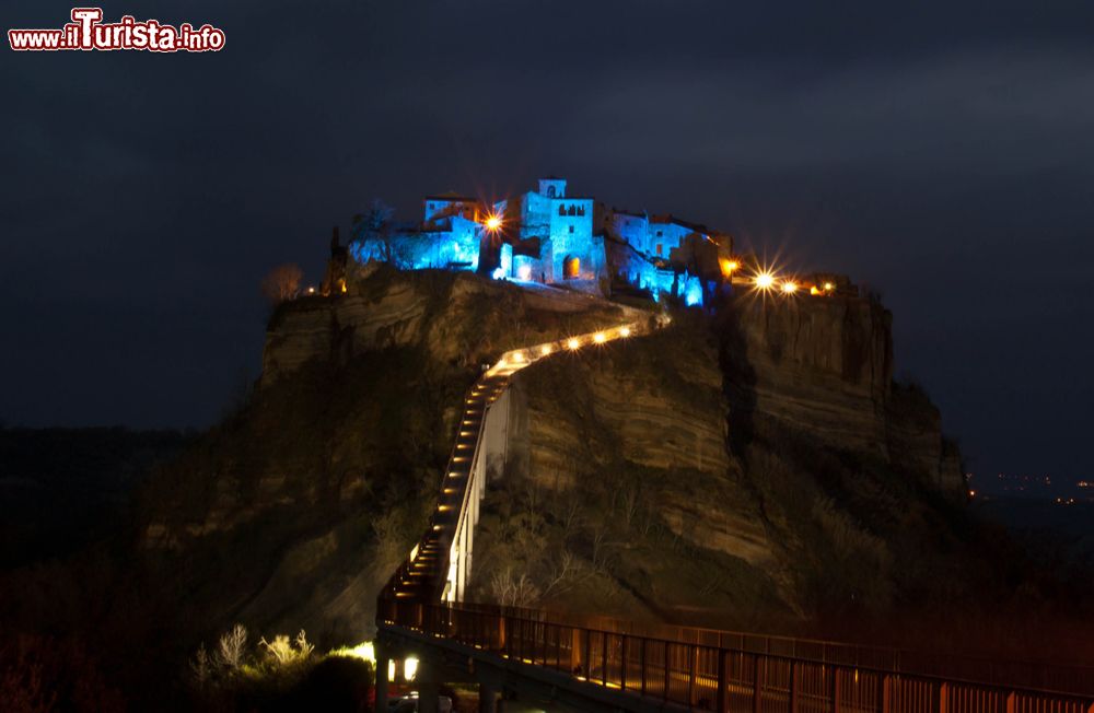 Immagine Il borgo di Civita di Bagnoregio a natale, fotografia notturna