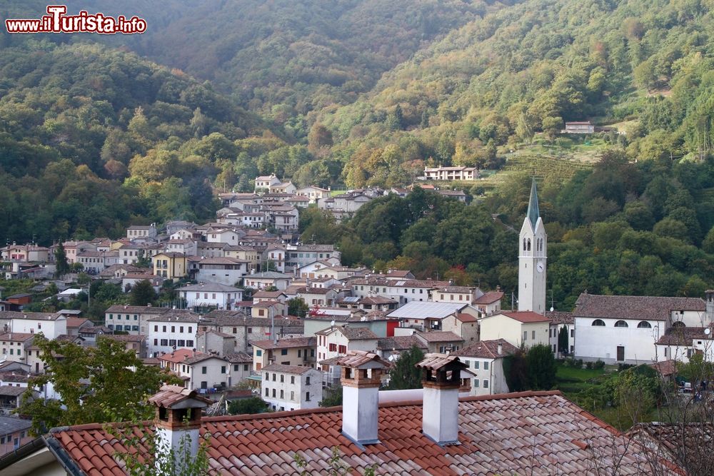 Immagine Il borgo di Combai in Veneto, provincia di Treviso, famoso per le sue castagne e la Festa dei Marroni.