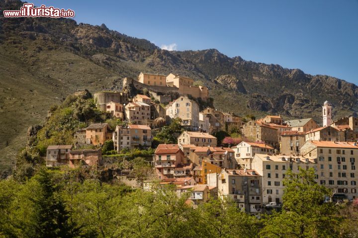 Immagine Corte: il cuore nazionalista della Corsica sulla cima delle montagne - l'importanza di Corte nel contesto isolano, è a dir poco rilevante su più di un fronte. Questo bel borgo dell'Alta Corsica è infatti il più importante paese dell'entroterra corso, simbolo di un'isola che oltre al mare cristallino e alle distese di sabbia dorata, ha moltissimo da offrire. Qui risiede l'unica università della Corsica, fondata nel 1765 e tutt'ora in attività, qui nacquero le idee indipendentiste di Pasquale Paoli e il governo indipendente corso e qui, tra boschi incontaminati e casette in pietra, si può godere della natura e dei paesaggi delle valli della Restonica e del Tavignano, scenari unici osannati non solo dagli amanti del campeggio, ma anche dagli appassionati di trekking e mountain bike. 