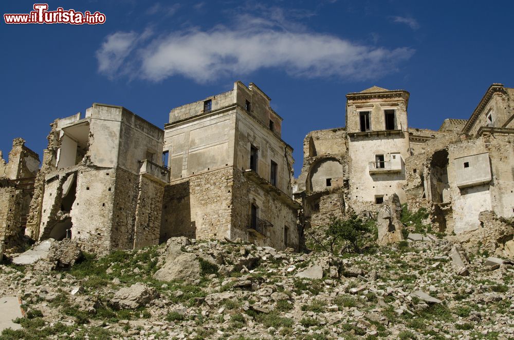 Immagine Il borgo di Craco visto dal basso, Matera, Basilicata. Ogni anno migliaia di persone salgono sino alla cittadina per visitarne il centro storico.