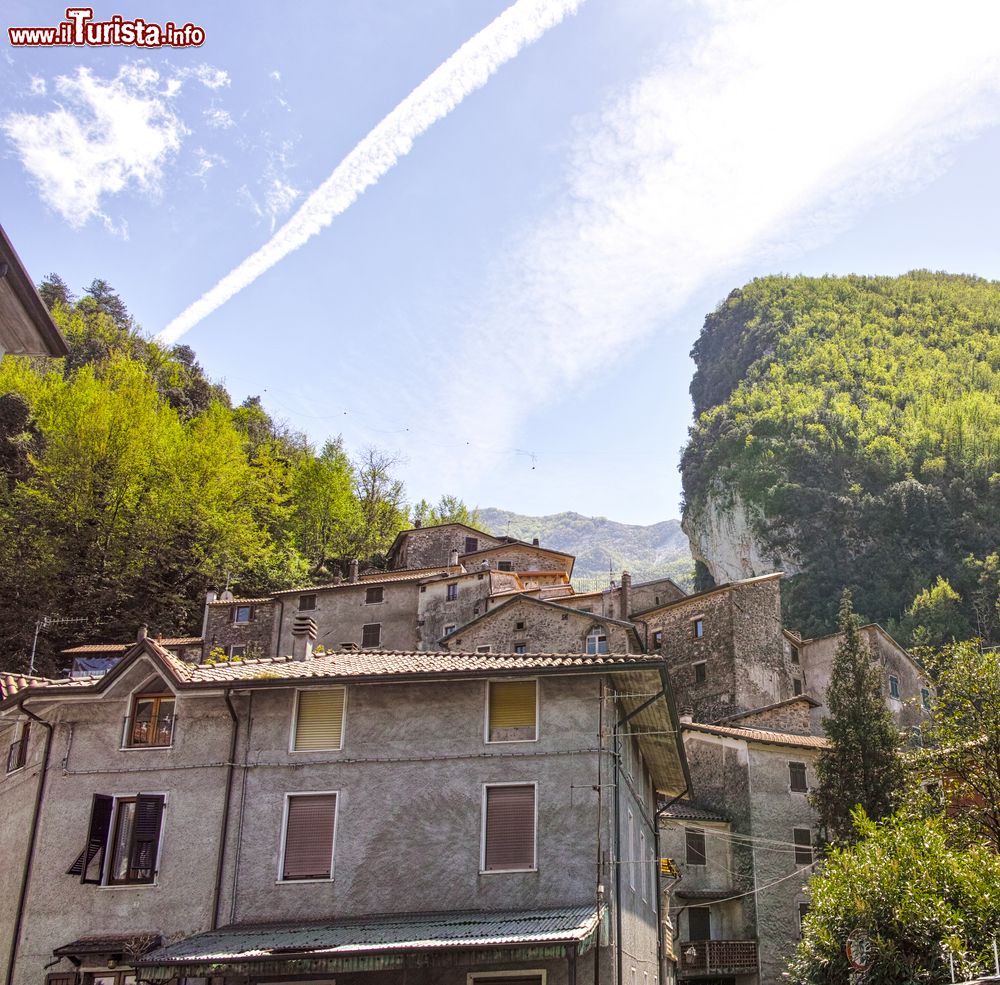 Immagine Il borgo di Equi Termi sovrastato da un rupe calcarea delle Alpi Apuane, Toscana
