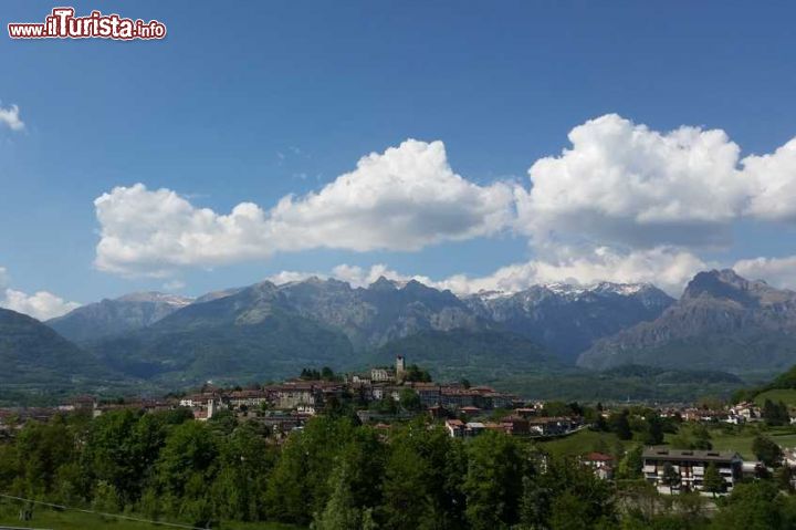 Immagine Il borgo di Feltre, fotografato in estate: si eleva su di una collina ad ovest del fiume Grappa