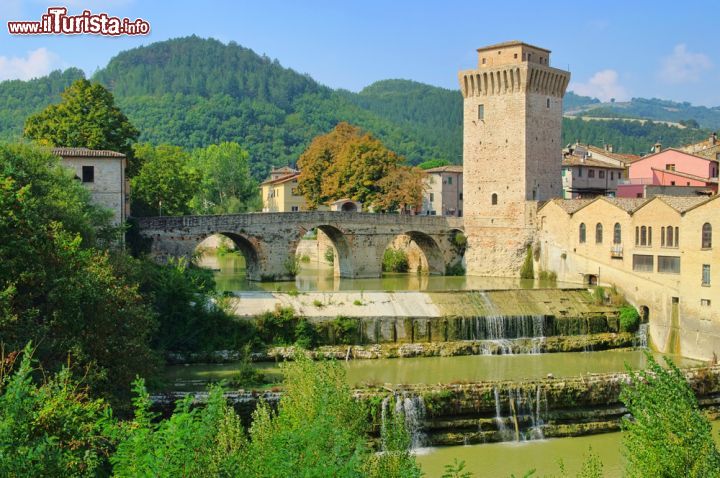 Immagine Il borgo di Fermignano e il fiume Metauro con la caratteristica torre del 14° secolo. Questo panorama è considerato come uno degli scorci più belli di tutte le Marche - © LianeM / Shutterstock.com