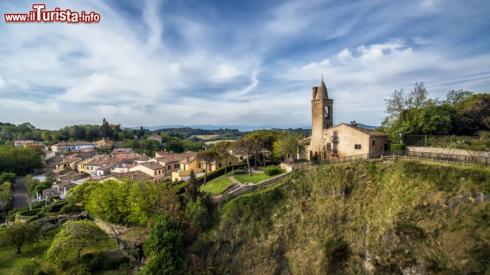 Immagine Il borgo di Fiorenzuola di Focara a nord di Pesaro sulle colline a picco sul mare, nelle Marche.