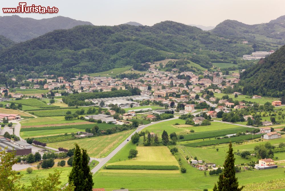 Immagine Il borgo di Follina fotografato da Castelbrando, Provincia di Trevso. Siamo nella regione del vino Prosecco nel Veneto