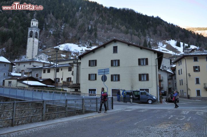 Immagine Il borgo di Gerola Alta con la parrocchiale di San Bartolomeo, Lombardia.