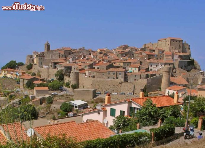 Immagine Il borgo di Giglio Castello. Posto ad una altitudine di 405 metri, su uno dei rilievi prominenti dell'isola, il villaggio di origini medievali è uno dei punti panoramici più belli di tutto l'Arcipelago Toscano - © luri / Shutterstock.com